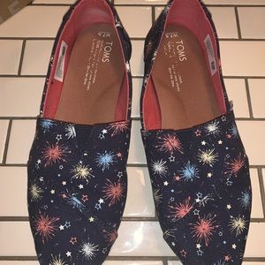 TOMS Fireworks Glow in the dark!!!